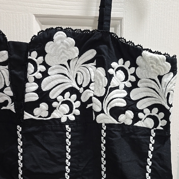 Black and White Floral Embroidered Top - Picture 4 of 11